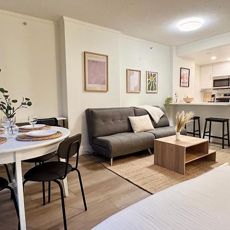 Stunning Skyline Views In A Cozy And Stylish Abode Apartment Vancouver Bagian luar foto
