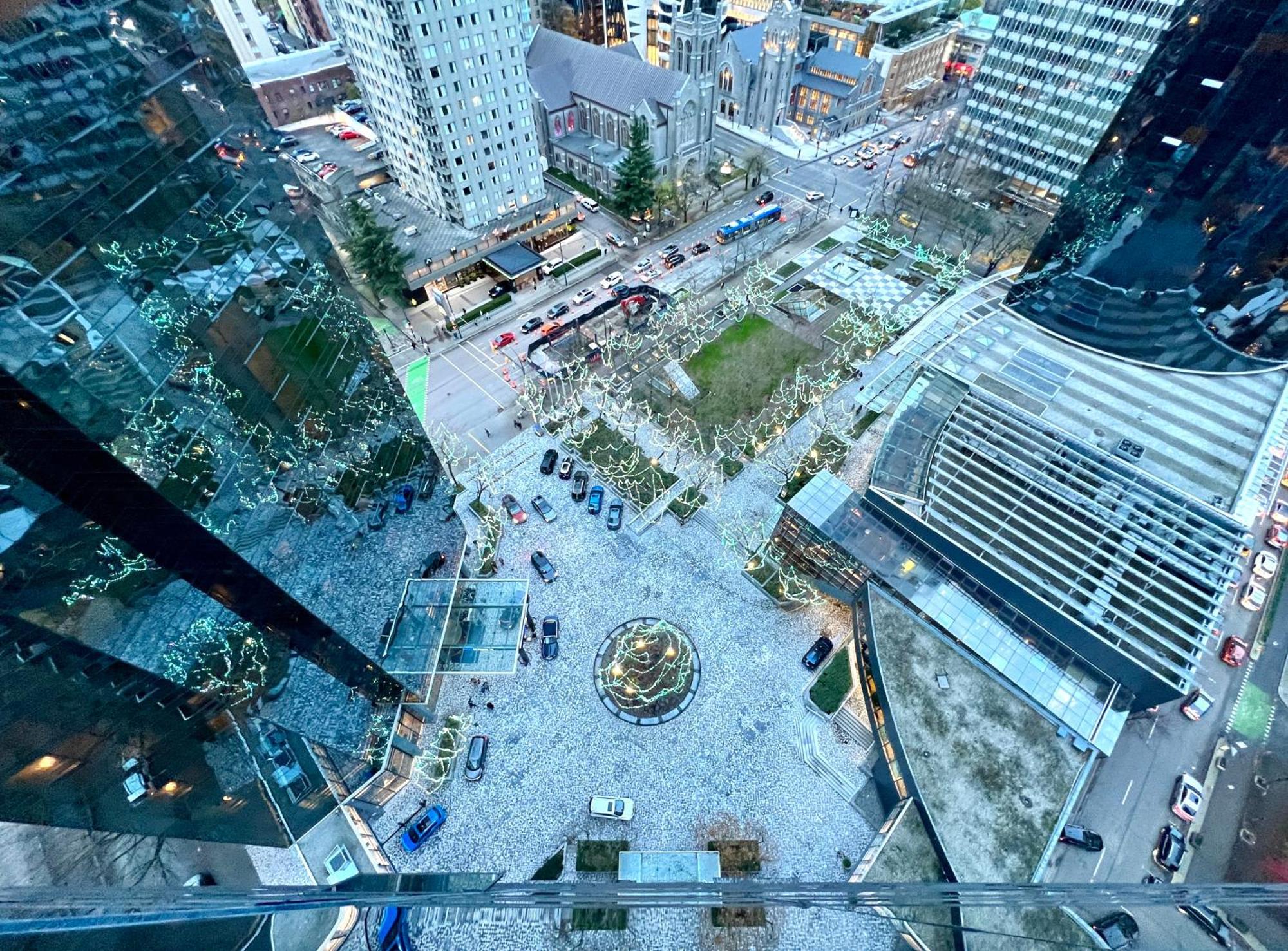 Stunning Skyline Views In A Cozy And Stylish Abode Apartment Vancouver Bagian luar foto