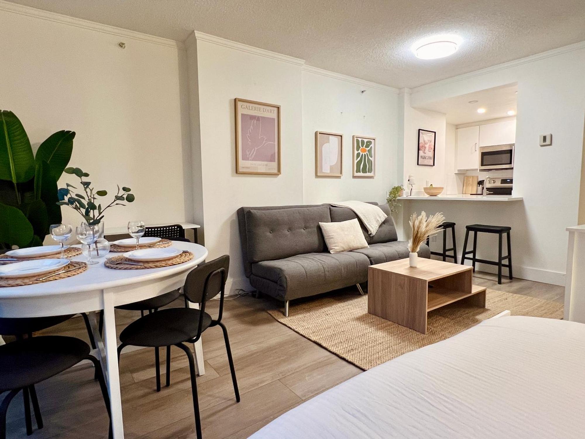 Stunning Skyline Views In A Cozy And Stylish Abode Apartment Vancouver Bagian luar foto
