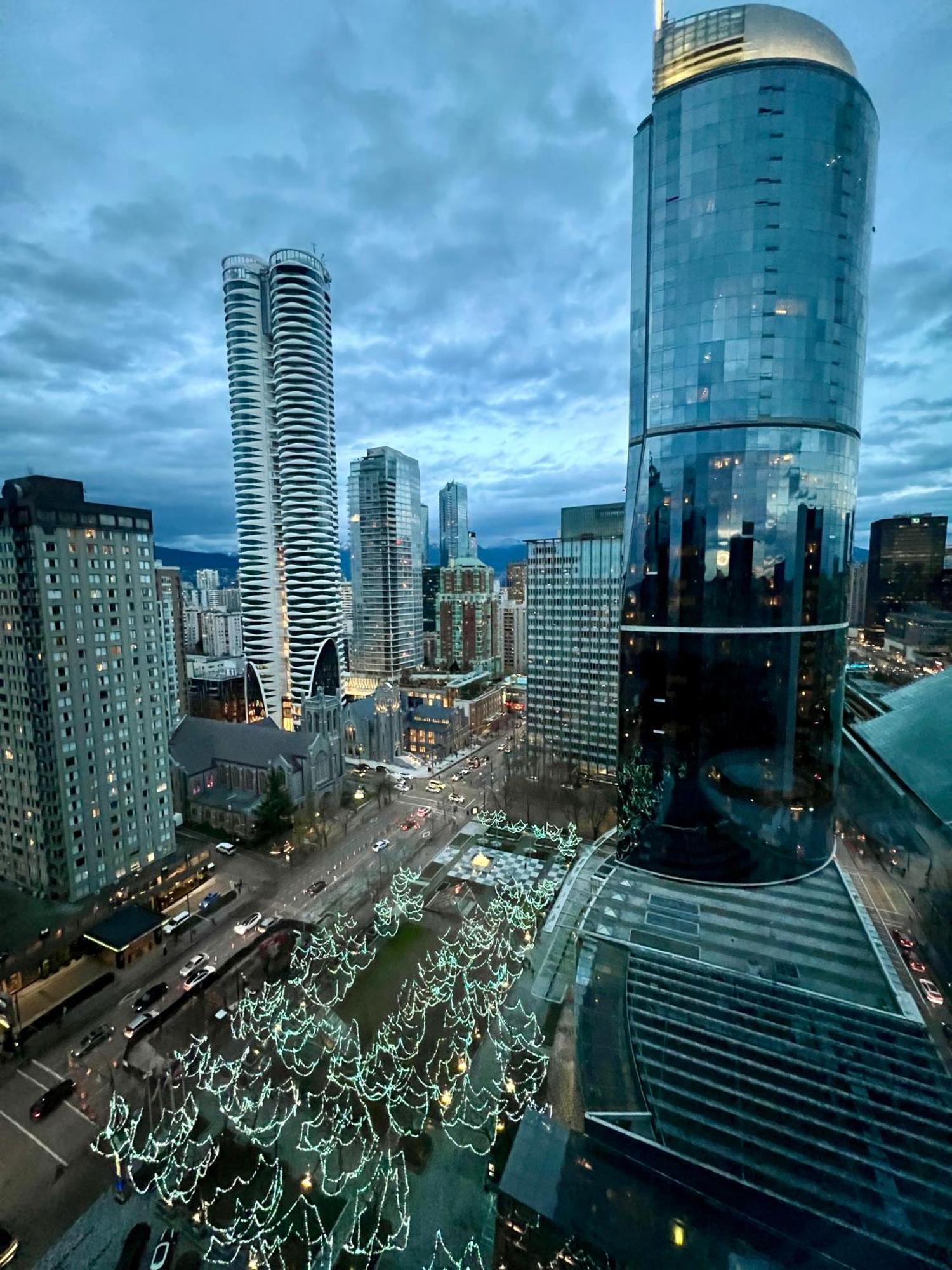 Stunning Skyline Views In A Cozy And Stylish Abode Apartment Vancouver Bagian luar foto