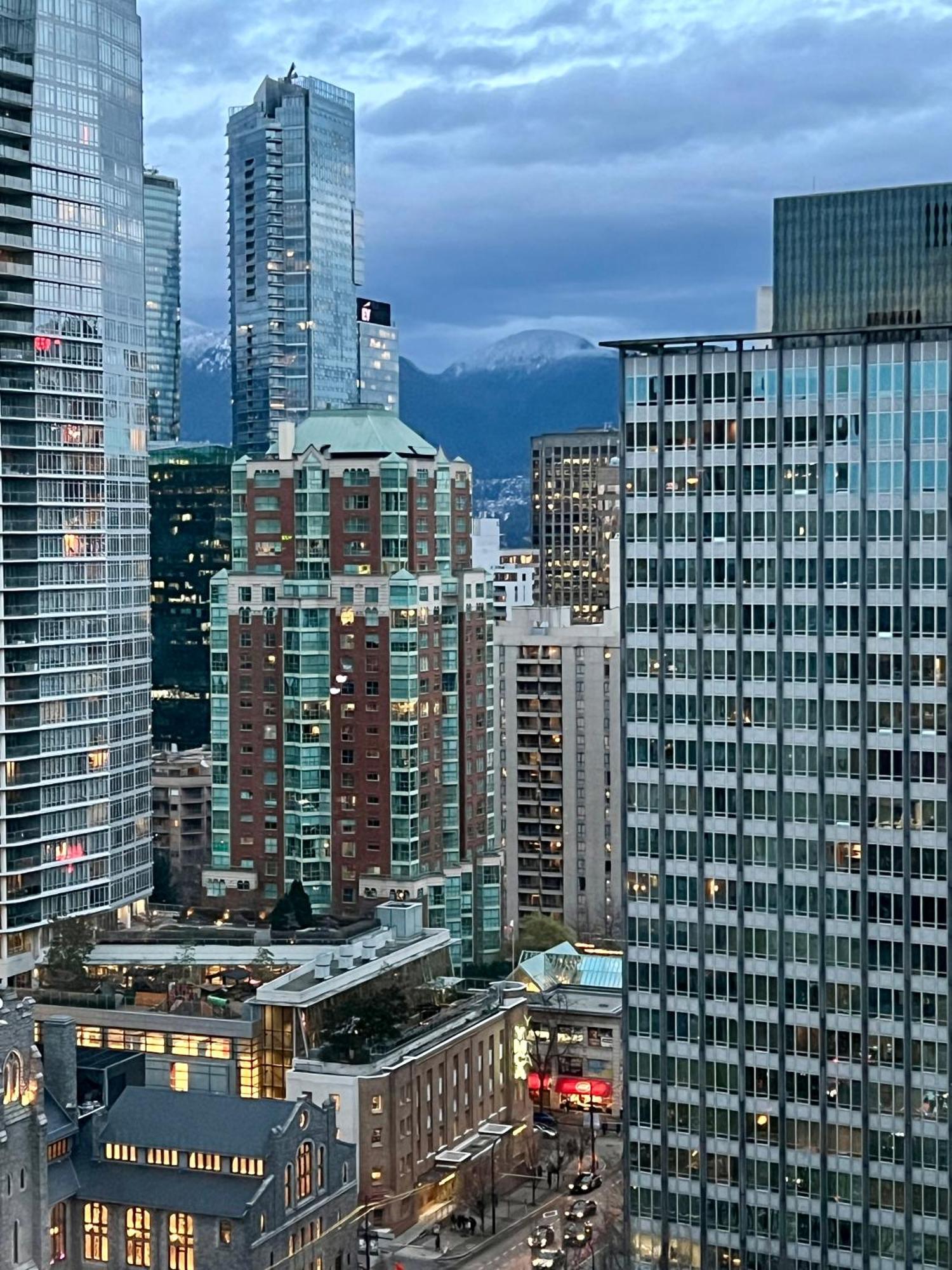 Stunning Skyline Views In A Cozy And Stylish Abode Apartment Vancouver Bagian luar foto